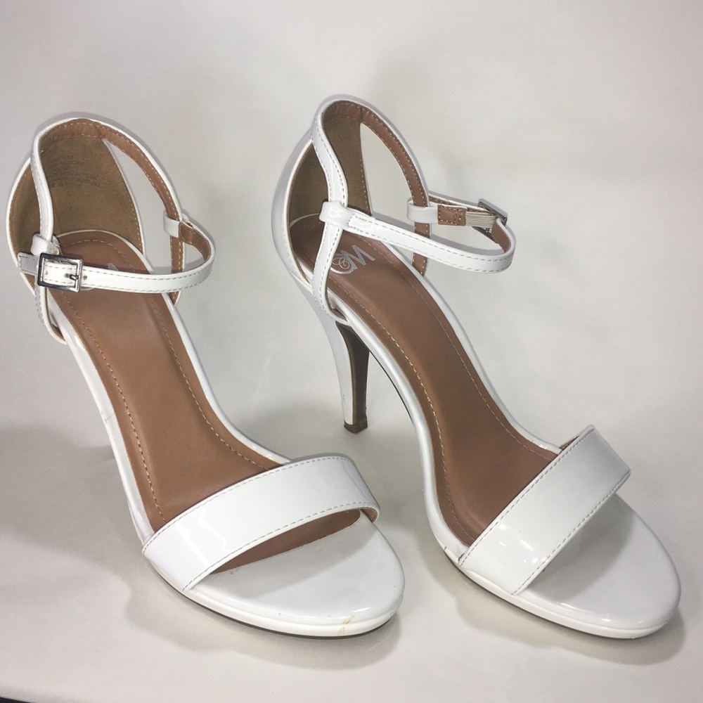 Chelsea Moreland white sandals size 8
